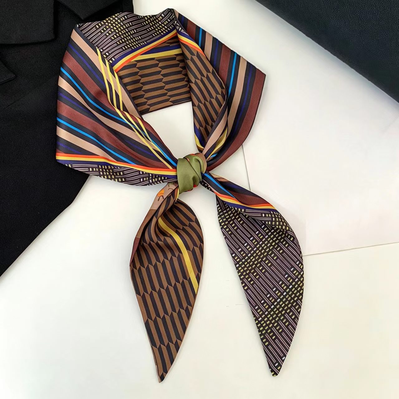 Luxuriöses bedrucktes langes H – Silk Neck Scarf Bewertung und Preis