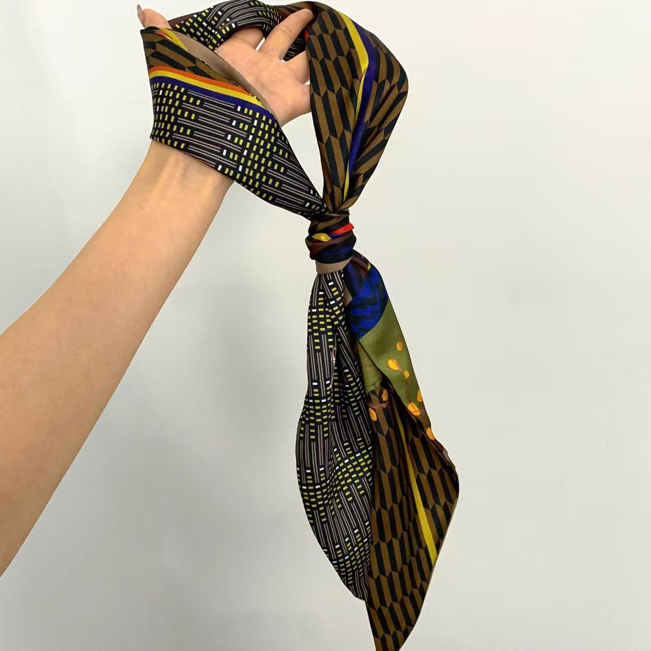 Luxuriöses bedrucktes langes H – Silk Neck Scarf Bewertung und Preis
